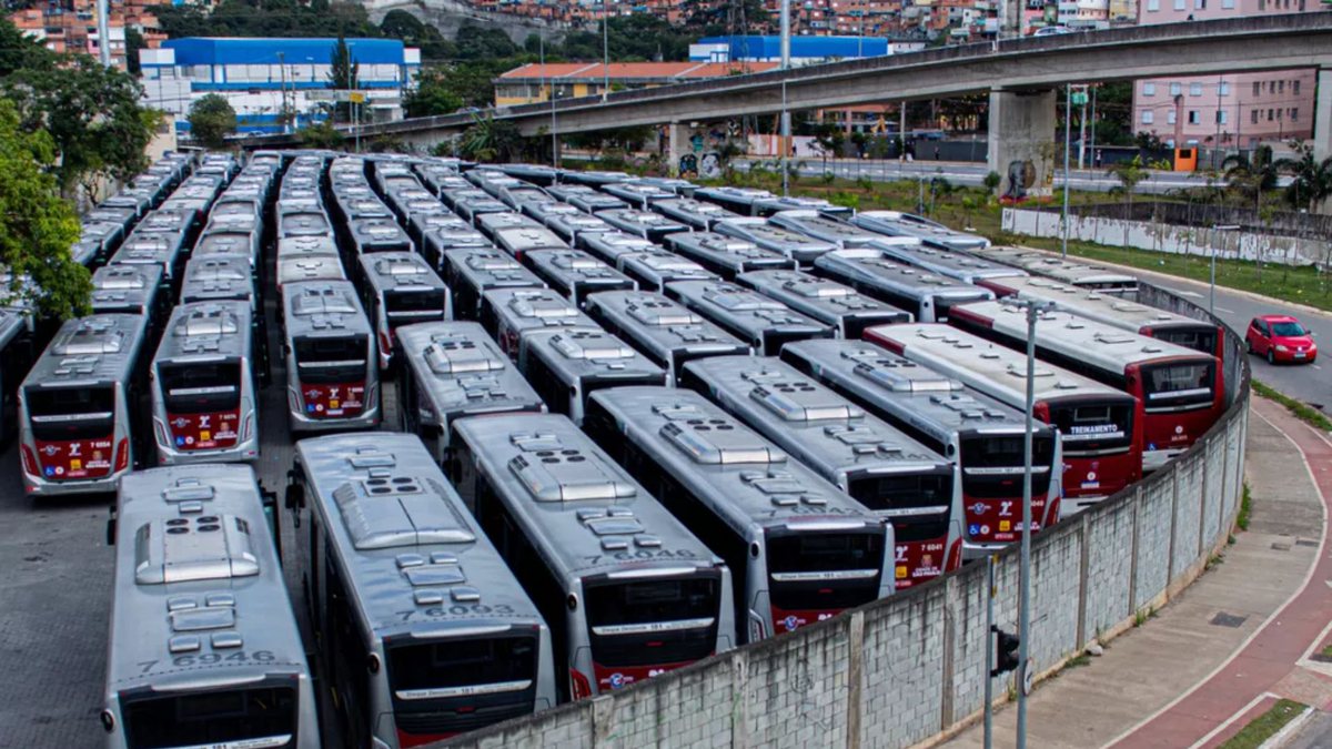 Imagem meramente ilustrativa, ônibus na garagem - Divulgação - Greve de ônibus em SP chega ao fim