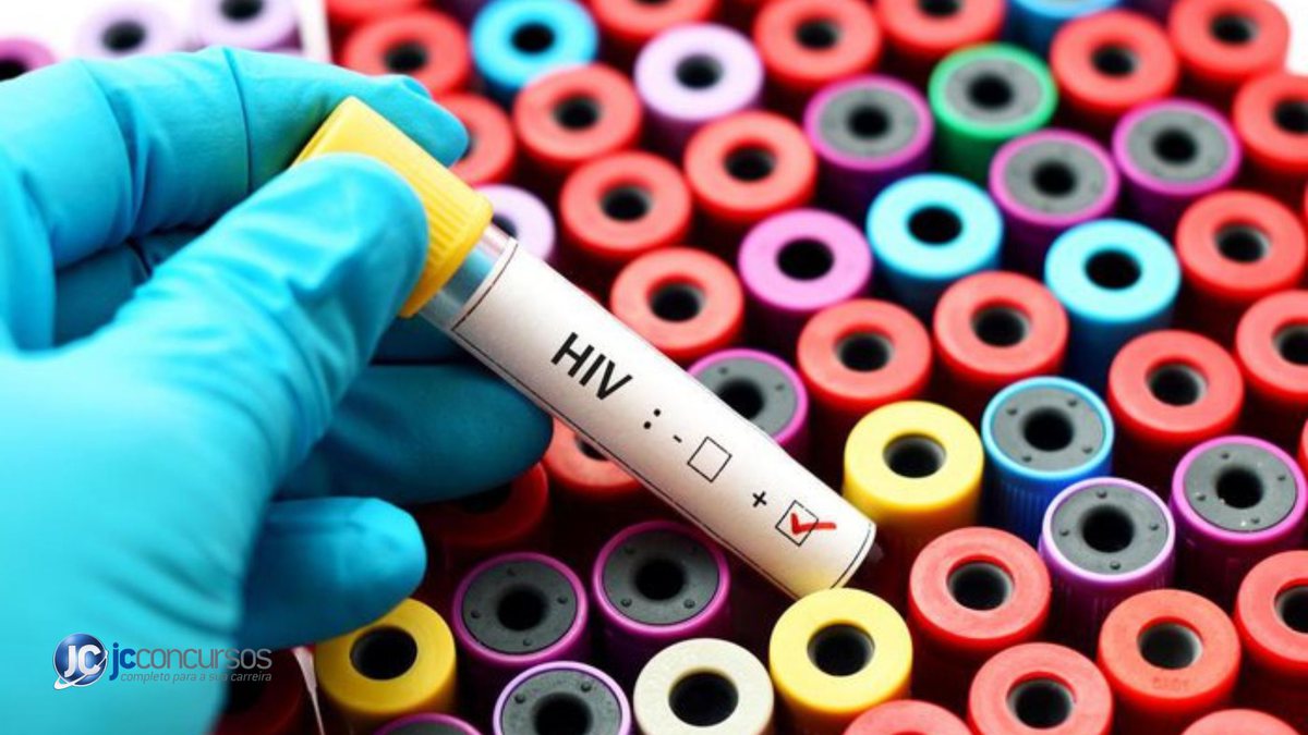 Capsula com sangue e adesivo escrito "HIV" - Stock Adobe