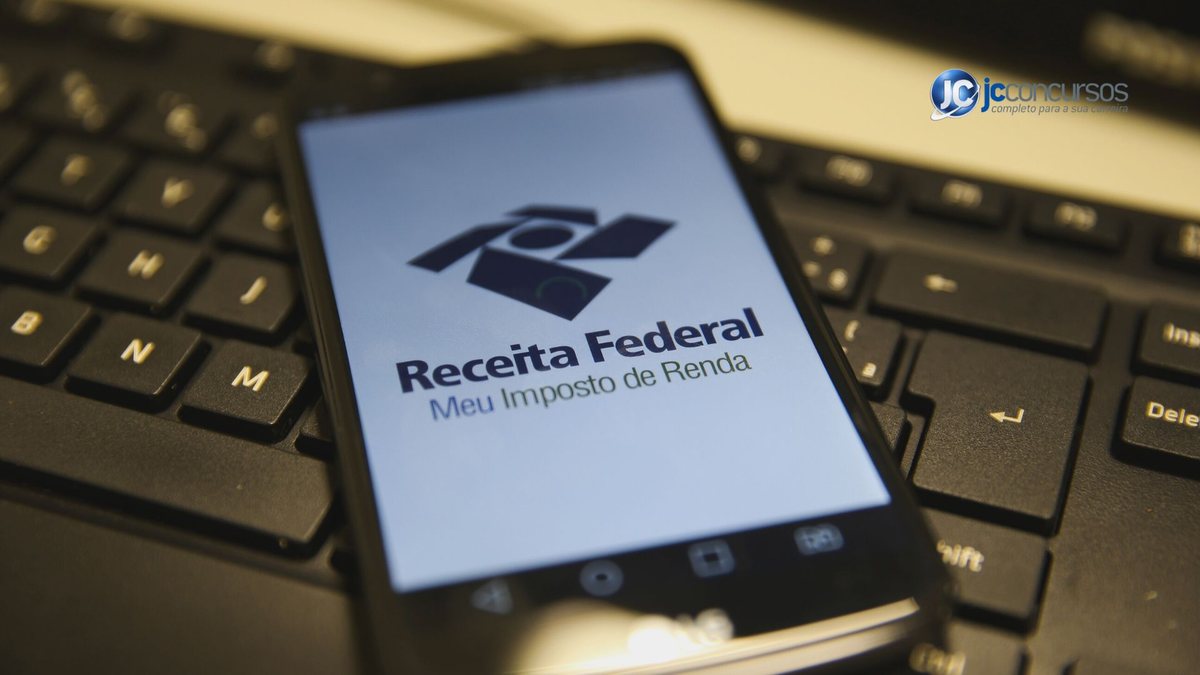 Celular aberto com o site da Receita Federal - Agência Brasil
