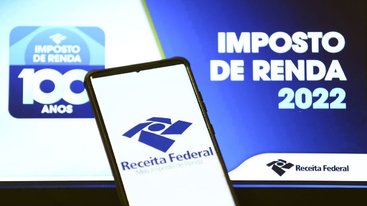 Celular e computador com sistema do Imposto de Renda 2022 - Divulgação