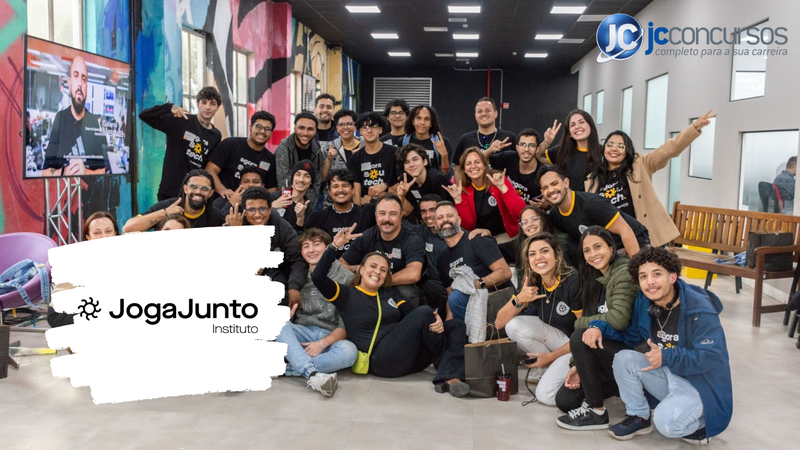 Alunos em aula de análise de dados - Instituto Joga Junto 2024 - Divulgação