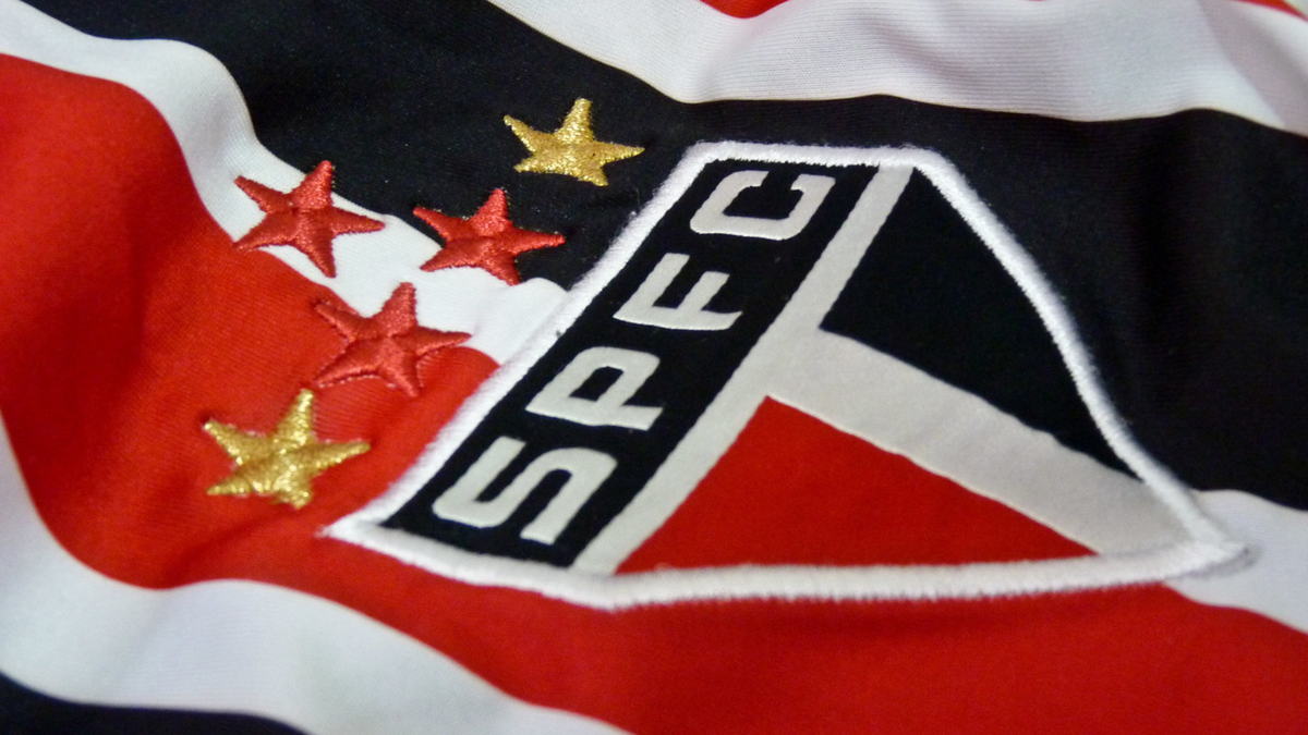 Blusa com símbolo do time de futebol São Paulo - Divulgação