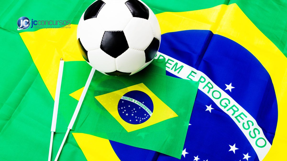 Bola de futebol em cima de bandeiras do Brasil