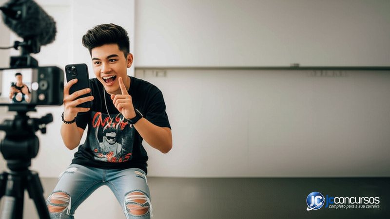 Jovem da geração Z gravando vídeo para TikTok