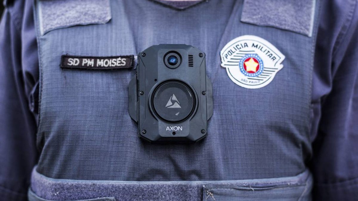 Policial Militar com câmera no uniforme
