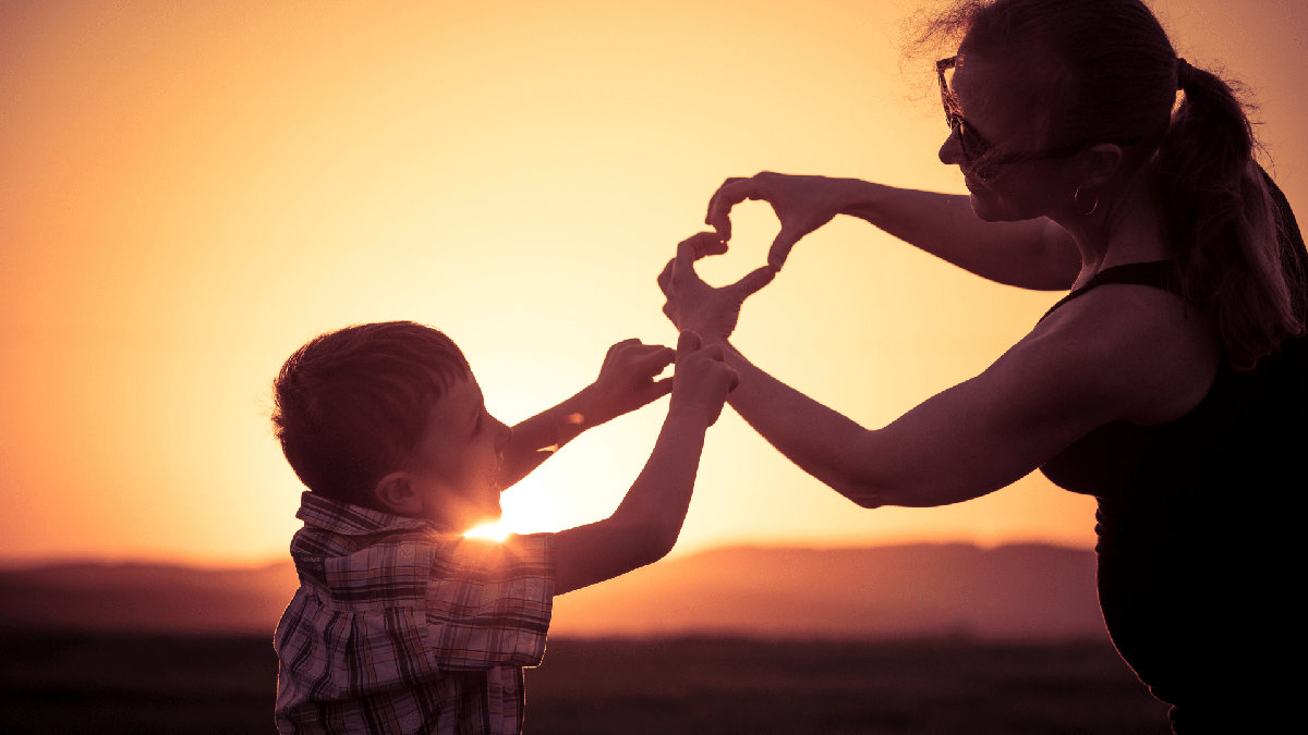Licença maternidade: mãe e filho formam coração com as mãos - Divulgação