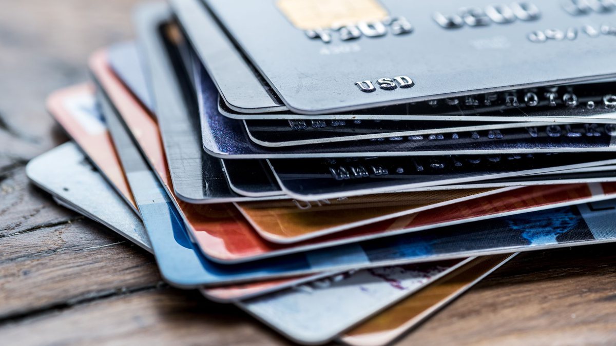 Muitas pessoas não estão conseguindo honrar as dívidas que fizeram e temem que o cartão de crédito seja bloqueado