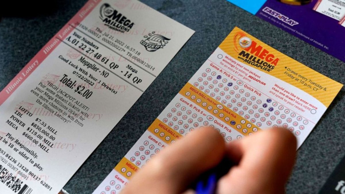 Um homem marca os números da Mega Million - Divulgação - Loteria Americana