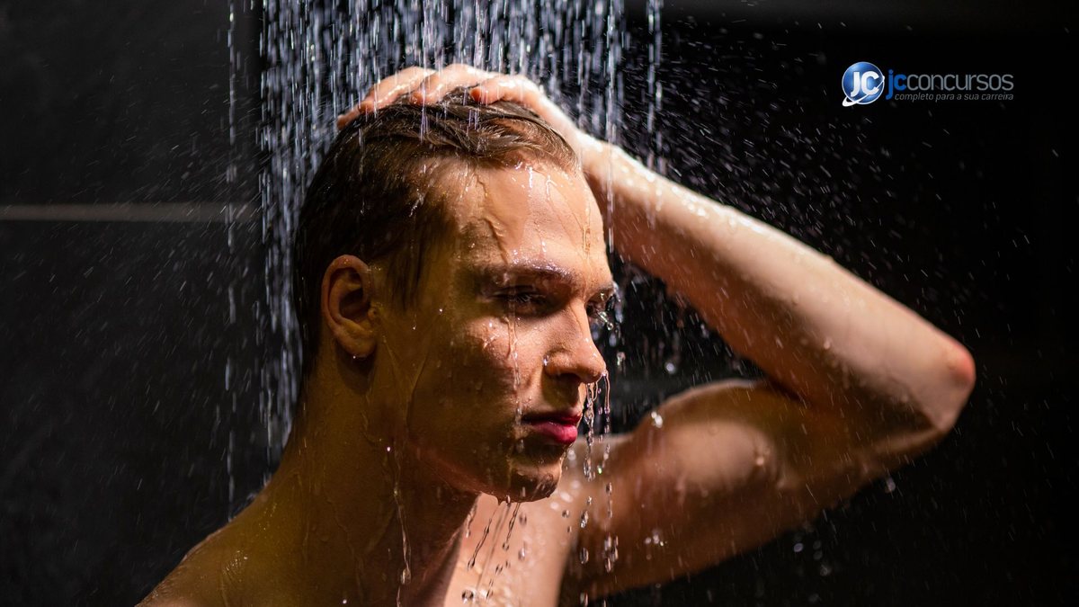 Um homem toma banho de chuveiro - Canva - Melhores ideias