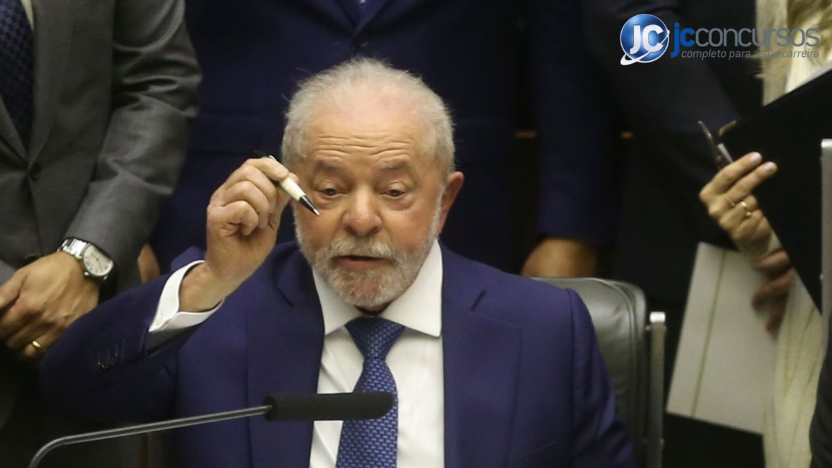 Presidente Lula segurando uma caneta