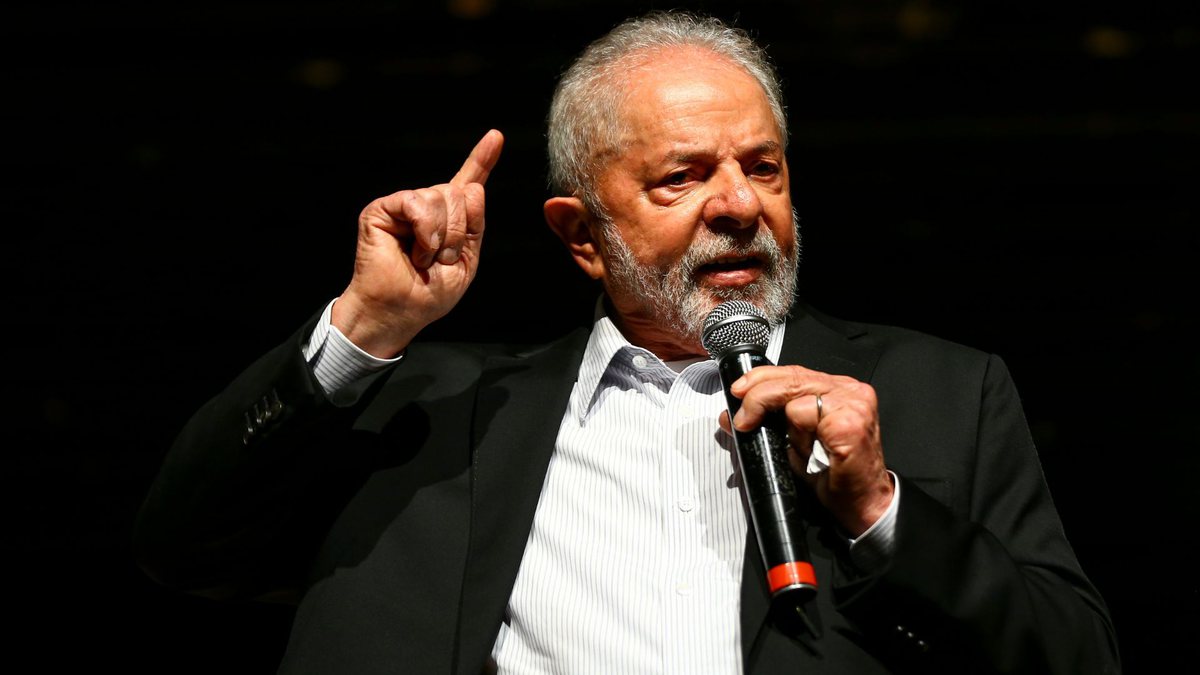 Lula fala no microfone
