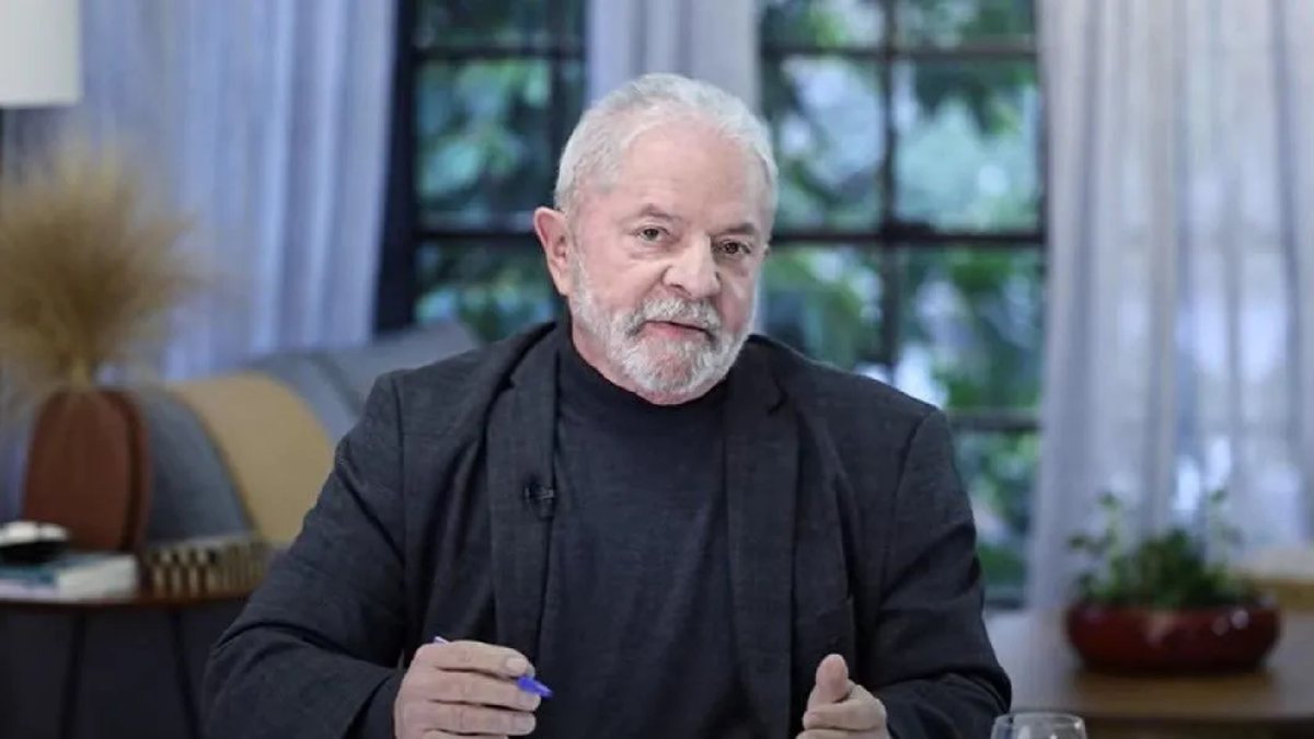 Lula com roupa preta