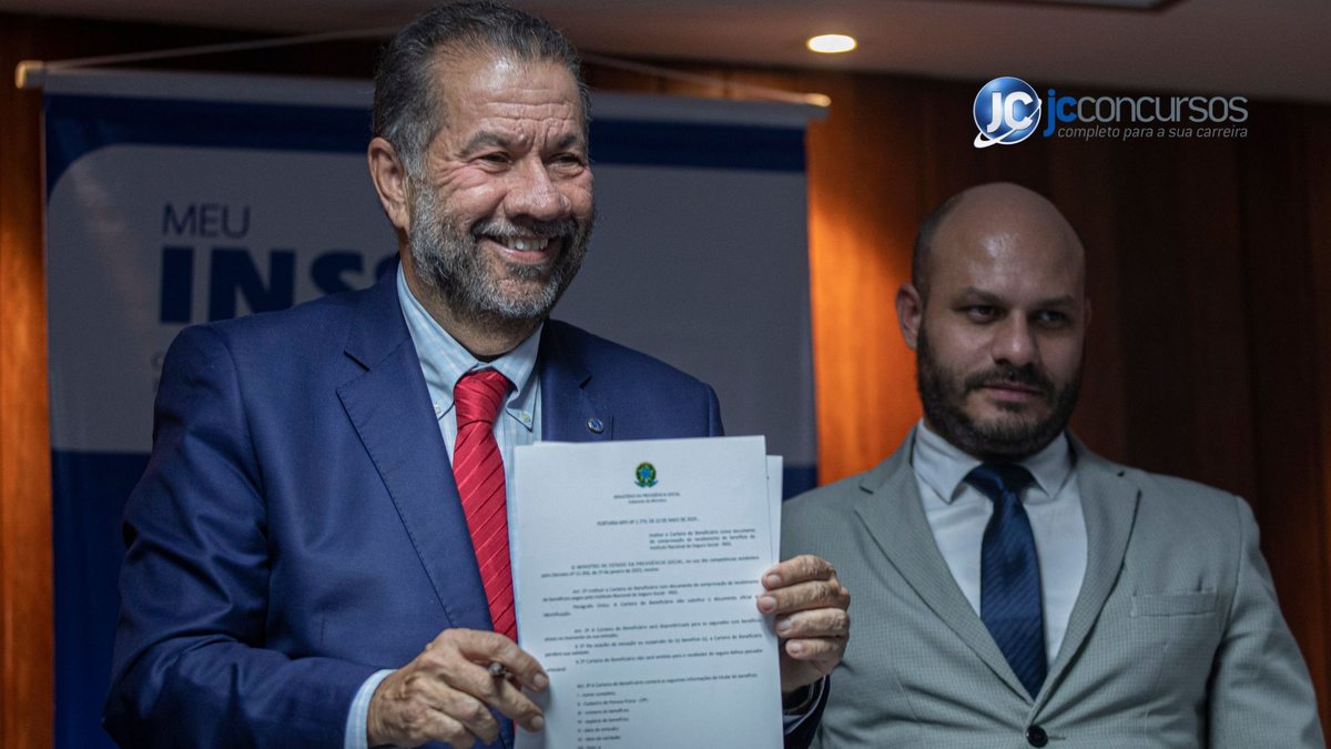 Ministro da previdência, Carlos Lupi acompanhado do presidente do INSS, Glauco André Fonseca - Agência Brasil