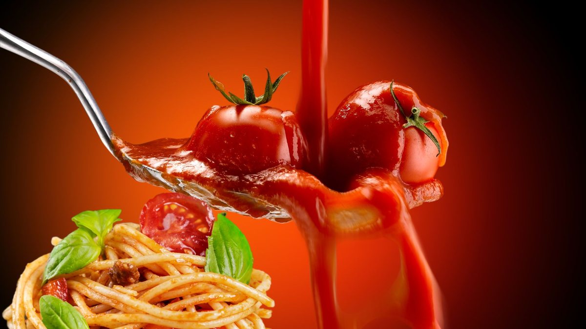 Macarrão com molho de tomate e tomates
