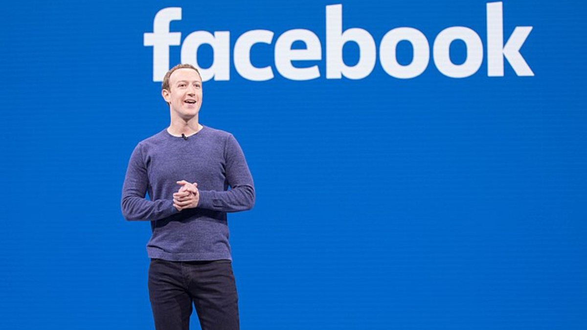 Mark Zuckerberg e a palavra facebook ao fundo