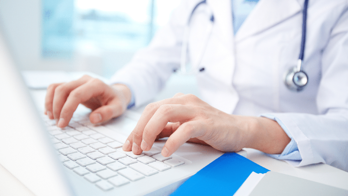 Concurso Prefeitura São Joaquim da Barra: médico acessa internet no computador