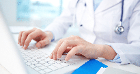 Processo Seletivo SMS Cuiabá: médico acessa internet - Divulgação