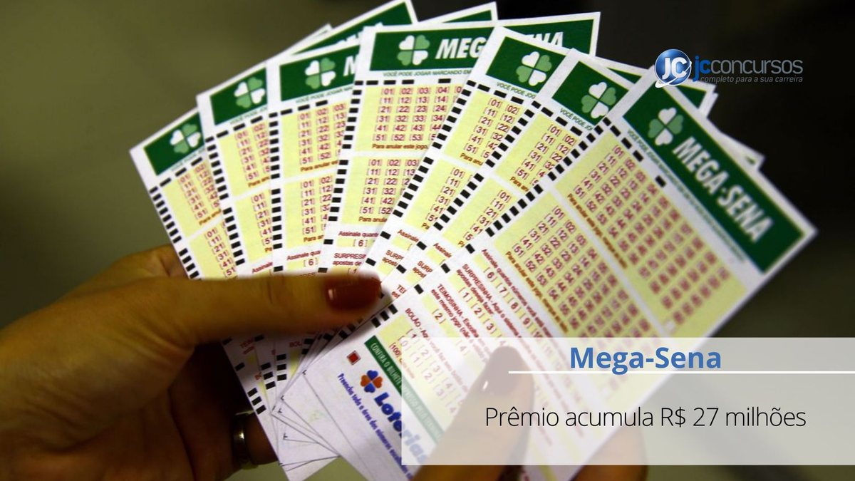 Uma mulher segura talões da Mega-Sena - Agência Brasil - Mega-Sema acumula R$ 27 milhões