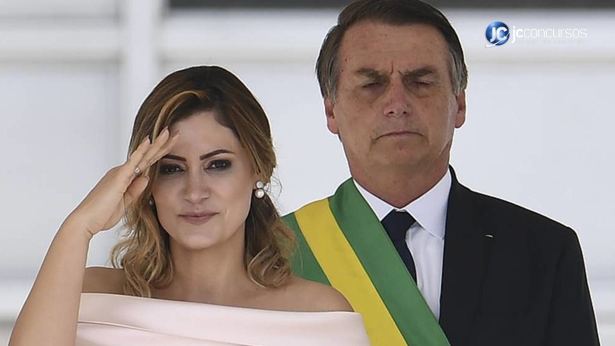 Jair Bolsonaro com faixa presidencial e Michele Bolsonaro ao seu lado com mão na cabeça - Divulgação/Agência Brasil