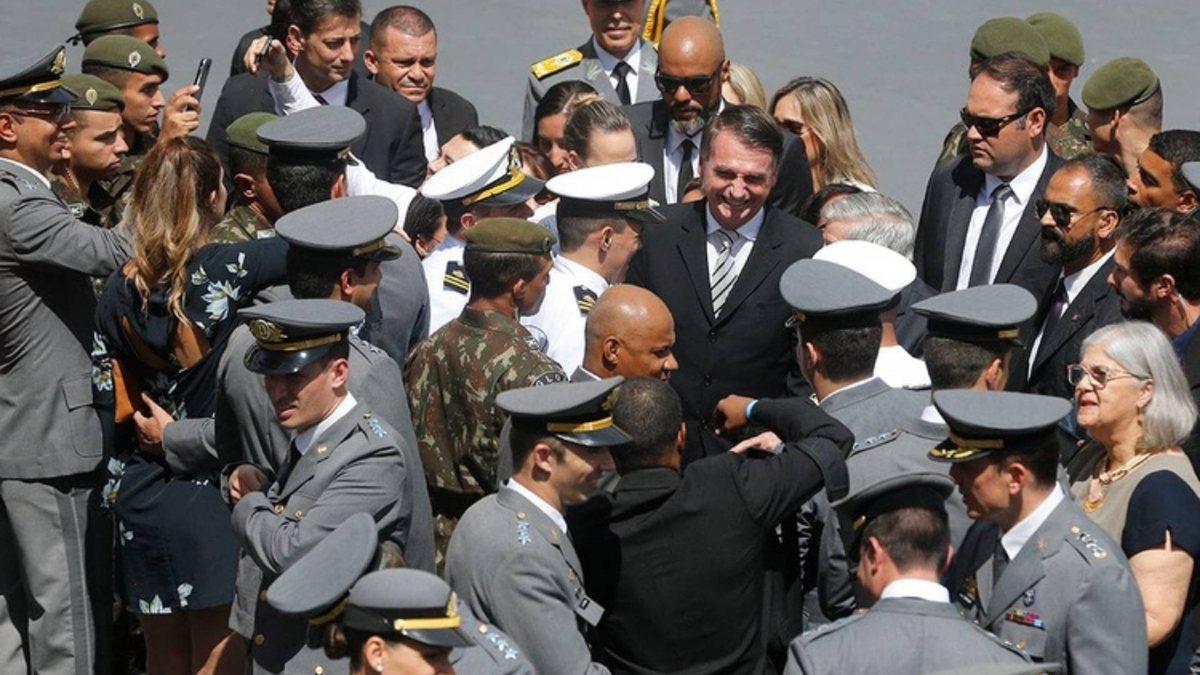 O presidente Jair Bolsonaro (PL) acompanhado de militares em evento