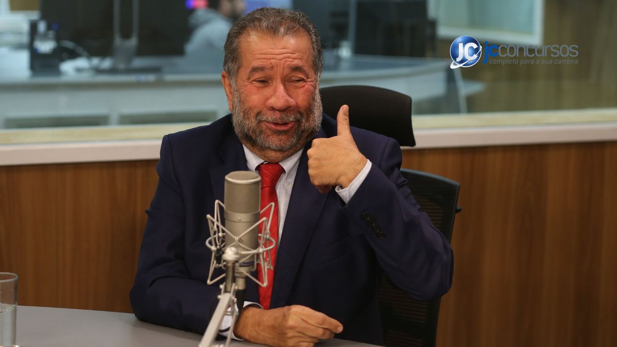 Ministro da Previdência Social, Carlos Lupi, faz sinal de positivo com a mão esquerda