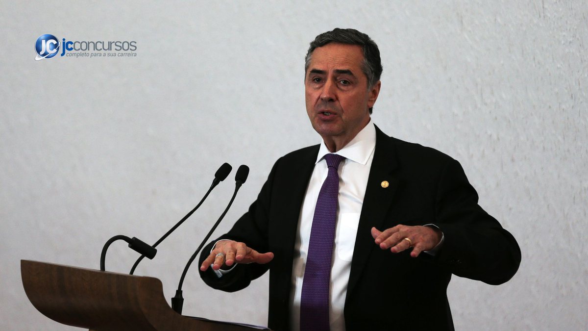 Ministro Luís Roberto Barroso fala em microfone - Divulgação