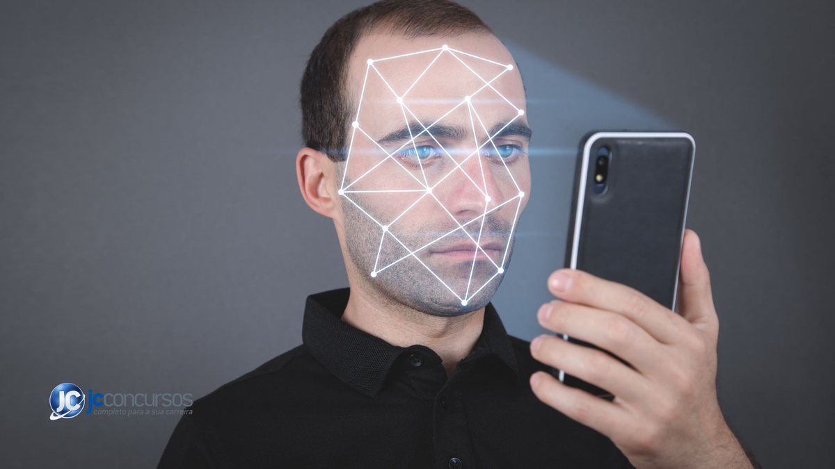 Um homem faz reconhecimento facial no celular