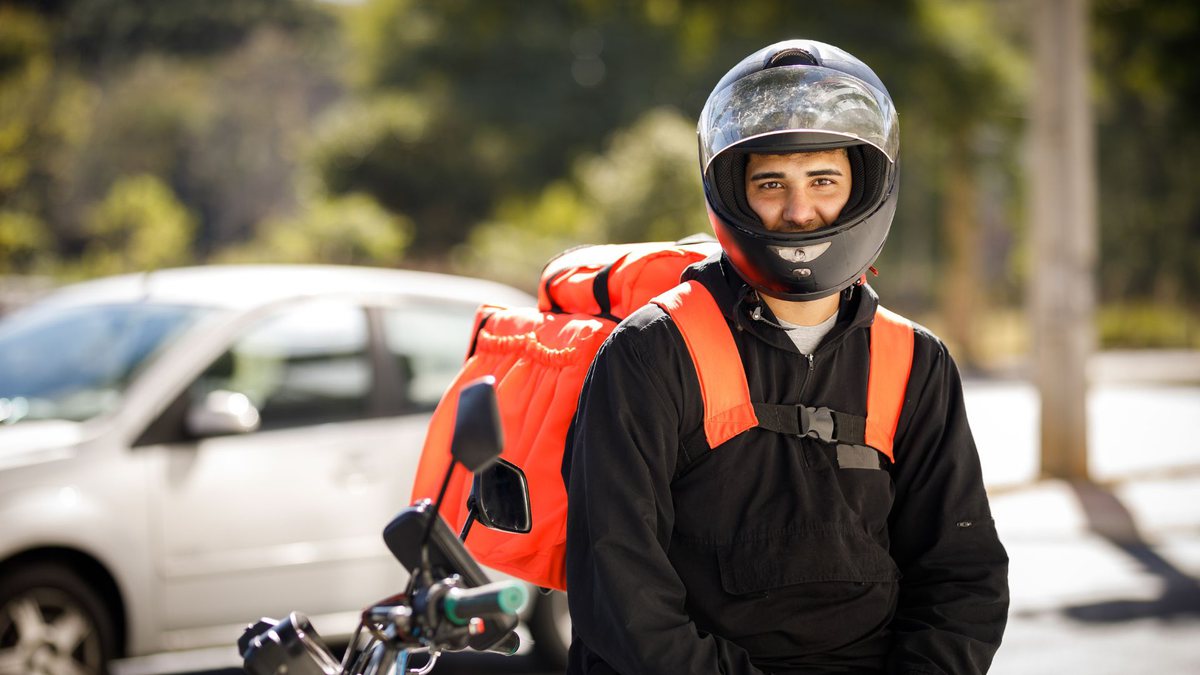 Motofretista com capacete e mochila nas costas - Divulgação