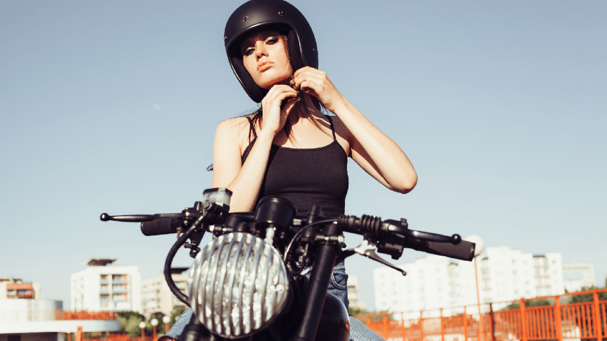 Mulher em uma motocicleta