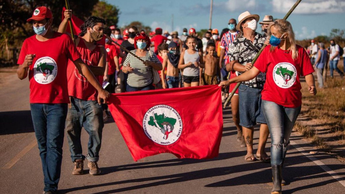Assentados do acampamento Cícero Guedes no Rio de Janeiro protestam