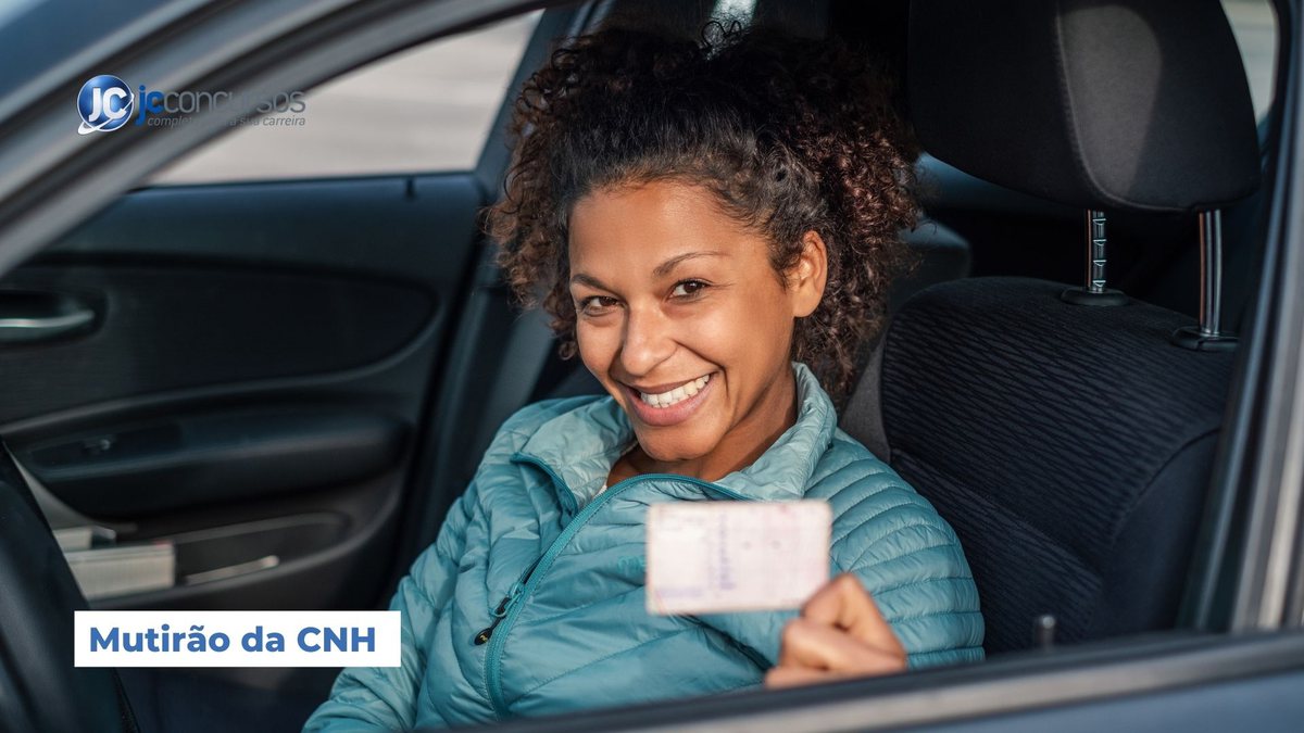 Uma mulher dentro de um carro segura documento - Canva - Mutirão da CNH Poupatempo