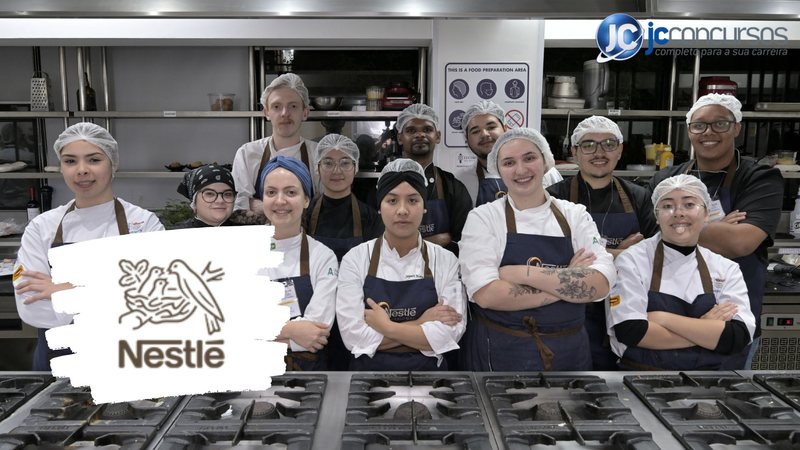 Jovem participante do Nestlé Yocuta pratica técnicas culinárias – programa gratuito que forma novos talentos e combate o desperdício de alimentos