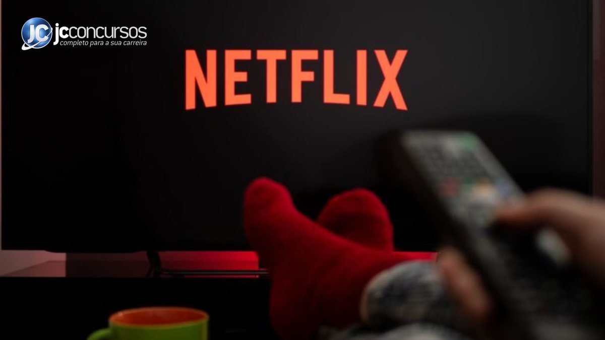 Pessoa sentada assistindo a Netflix - Divulgação