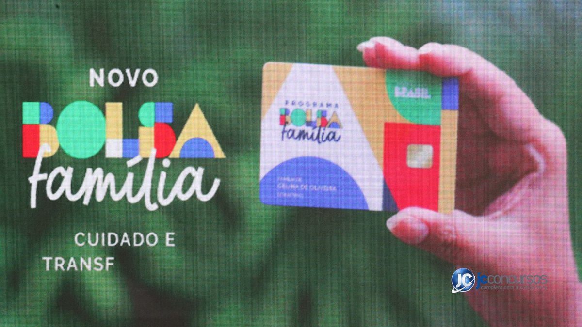 Uma mulher segura cartão da reformulação do programa de transferência de renda do governo - Agência Brasil - Calendário novo Bolsa Família 2023