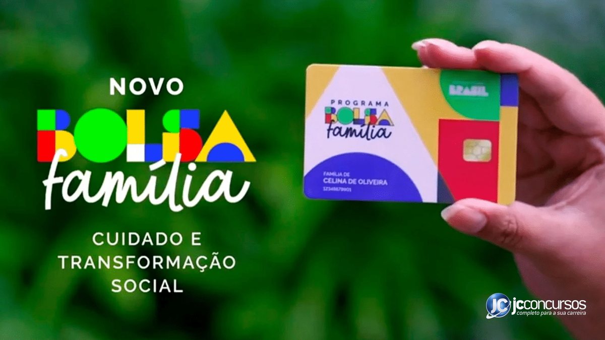 Mulher segura cartão do novo Bolsa Família - Divulgação