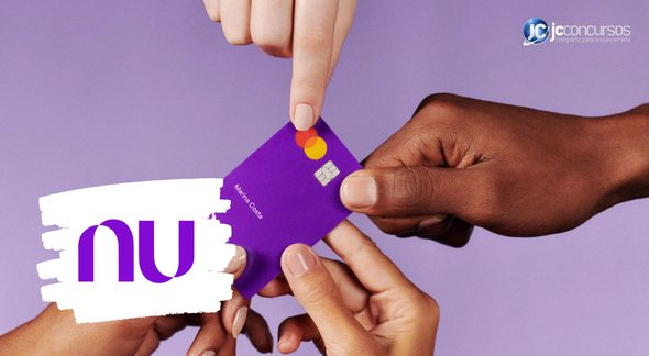 Mãos segurando cartão de crédito Nubank - Divulgação