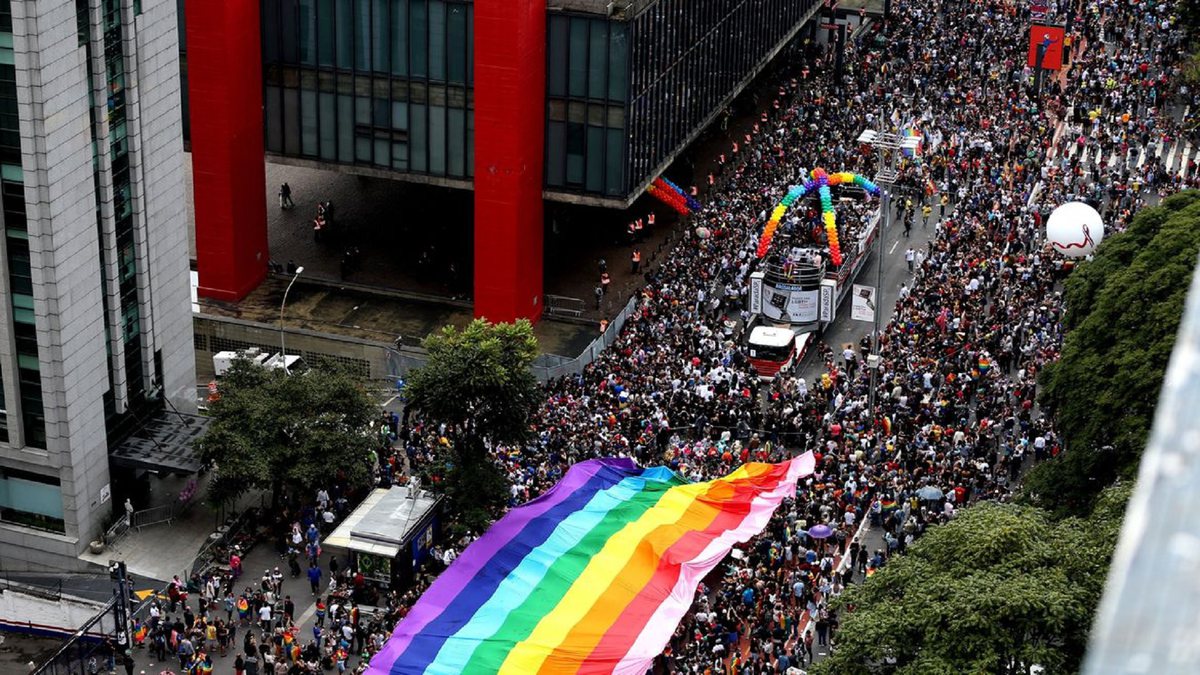 Parada LGBT+ de São Paulo: pessoas reunidas na avenida Paulista, em frente ao MASP