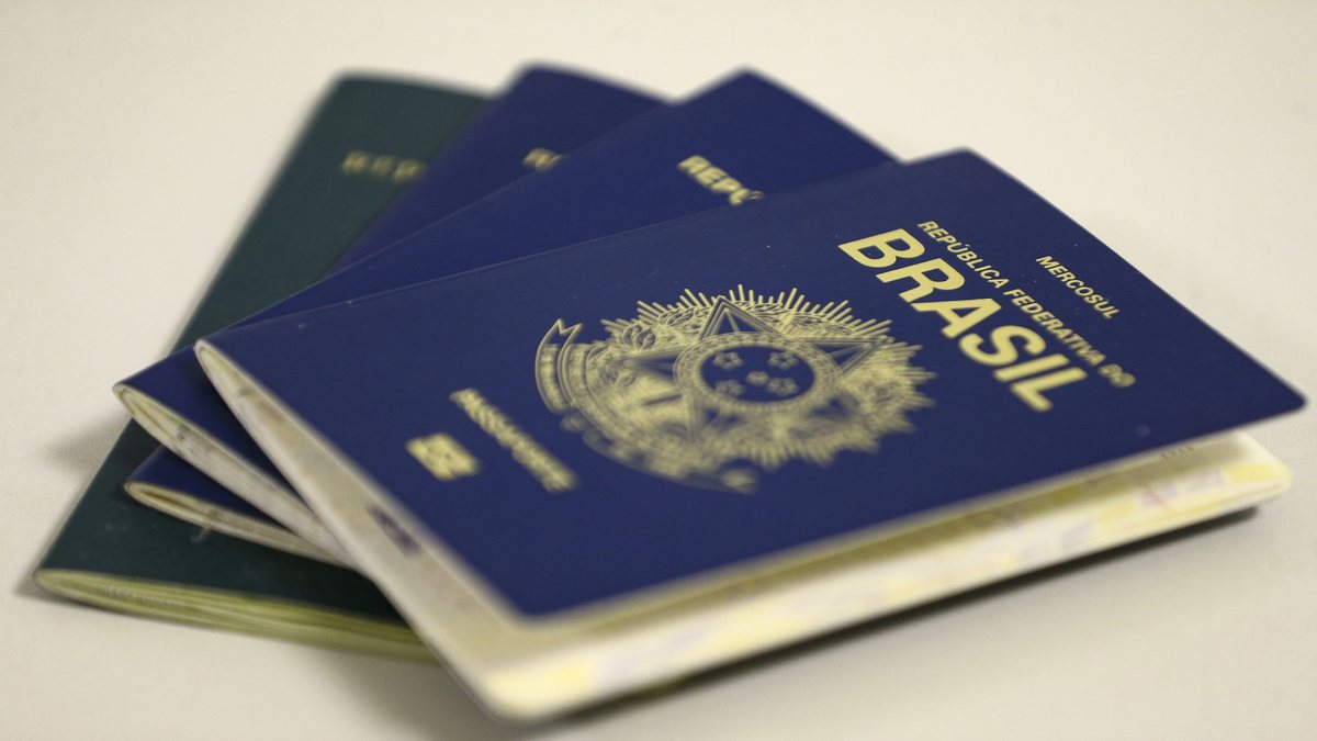 Passaporte gratuito: documentos em cima da mesa