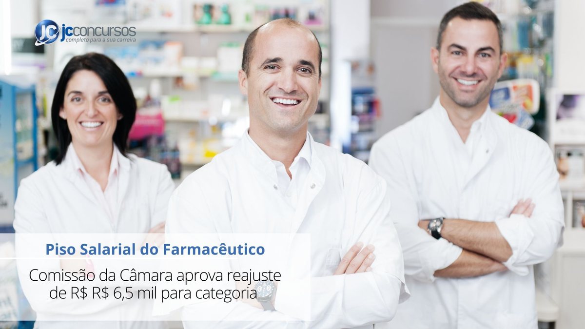 Profissionais posam para a foto em uma farmácia - Canva - Piso salarial do farmacêutico