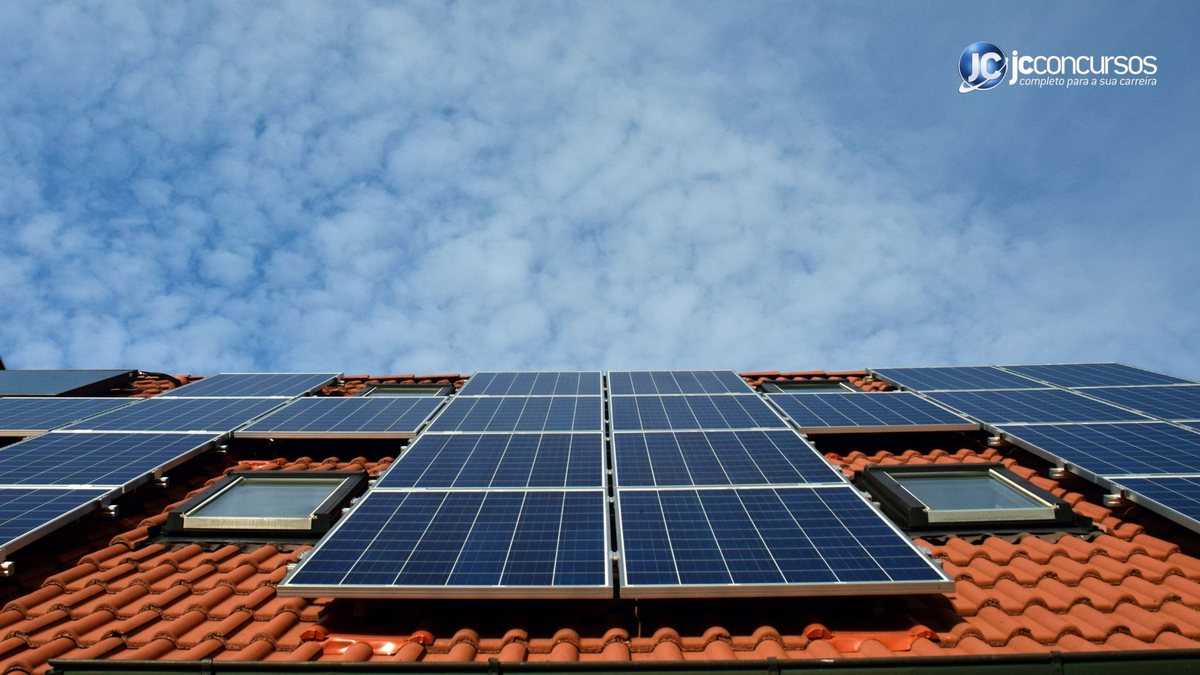 Setor de energia solar também tem atraído significativos investimentos privados desde 2012 - Divulgação/JC Concursos