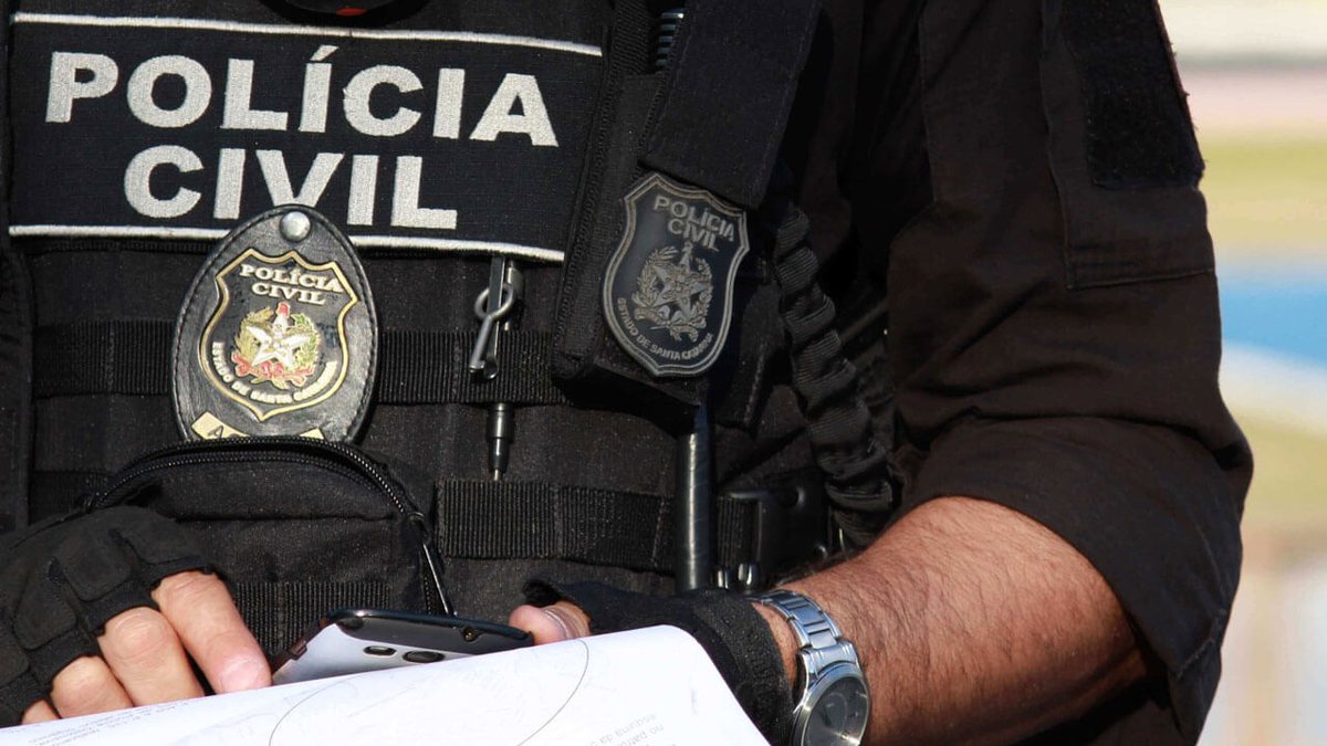 Policial Civil com distintivo e uniforme na cor preta - Divulgação