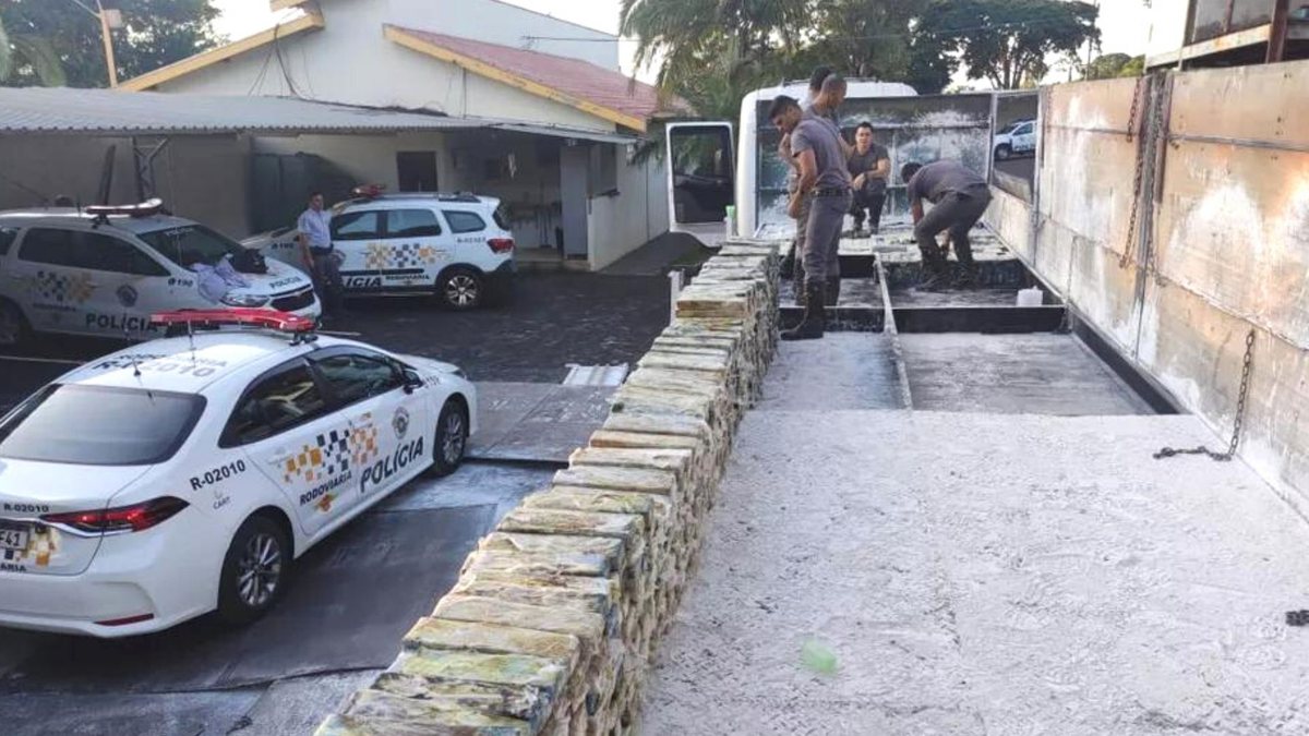 Polícia Rodoviária retira 2 toneladas de maconha de fundo falso de caminhão - Divulgação/Polícia Rodoviária