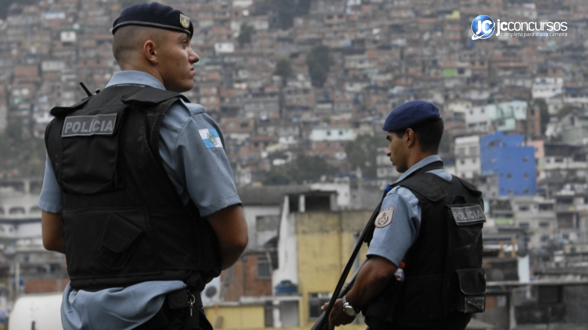 Policiais em frente à comunidade - Agência Brasil