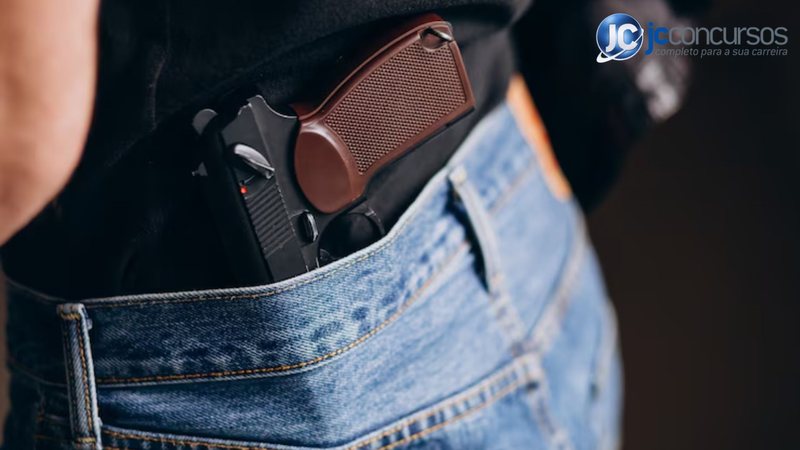 Homem com porte de armas - Freepik