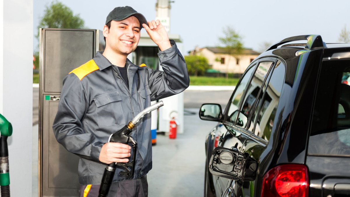 Gasolina barata: frentista abastece veículo em posto de combustível