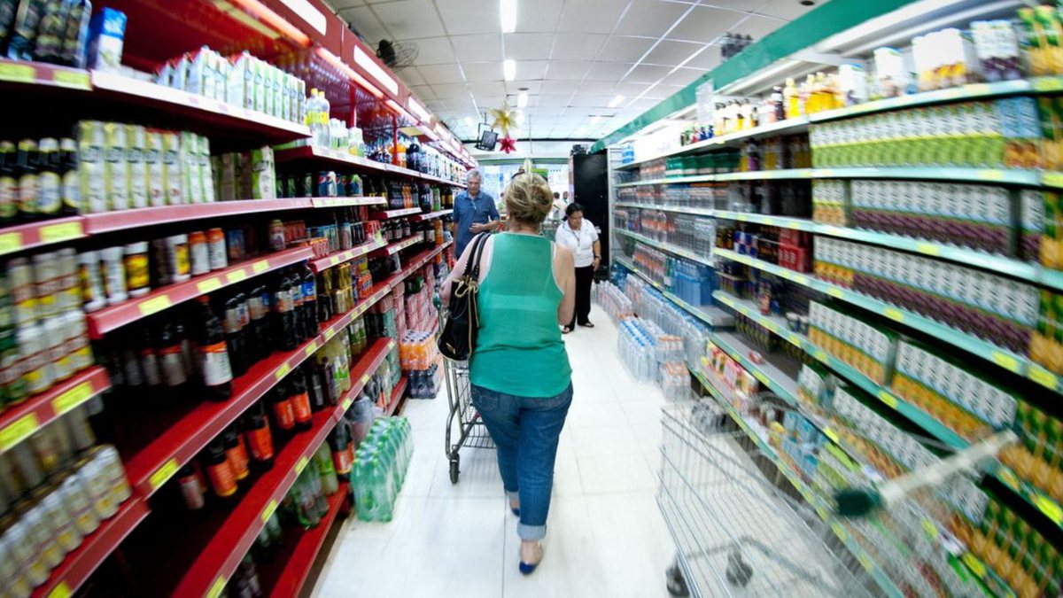 Uma mulher em um supermercado