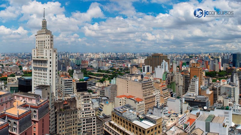 Embora São Paulo seja conhecida por seus muitos prédios, as casas ainda predominam - Canva/JC Concursos
