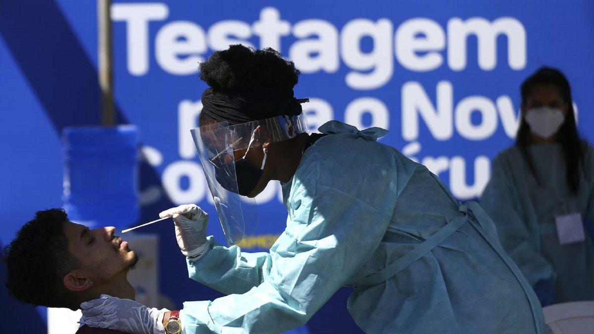 Uma enfermeira realiza testagem para o novo coronavírus