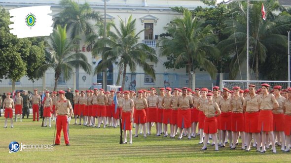 Processo seletivo do Exército: estudantes perfilados durante solenidade em pátio de colégio militar
