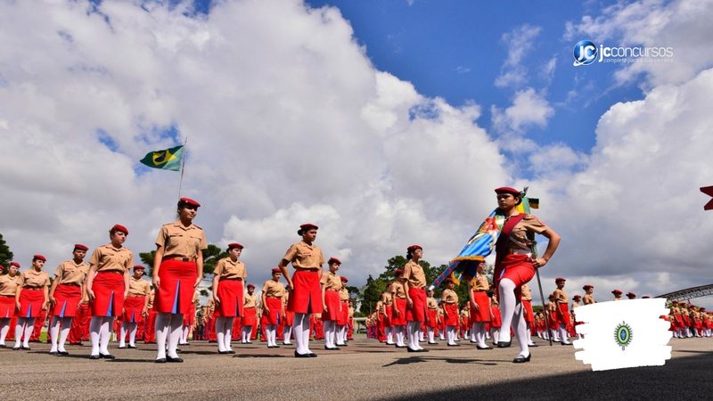 Processo seletivo do Exército: alunos de colégio militar durante solenidade